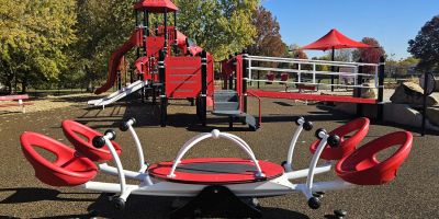 parque inclusivo con rampas y columpios adaptados en la escuela primaria Stevenson de Bloomington.