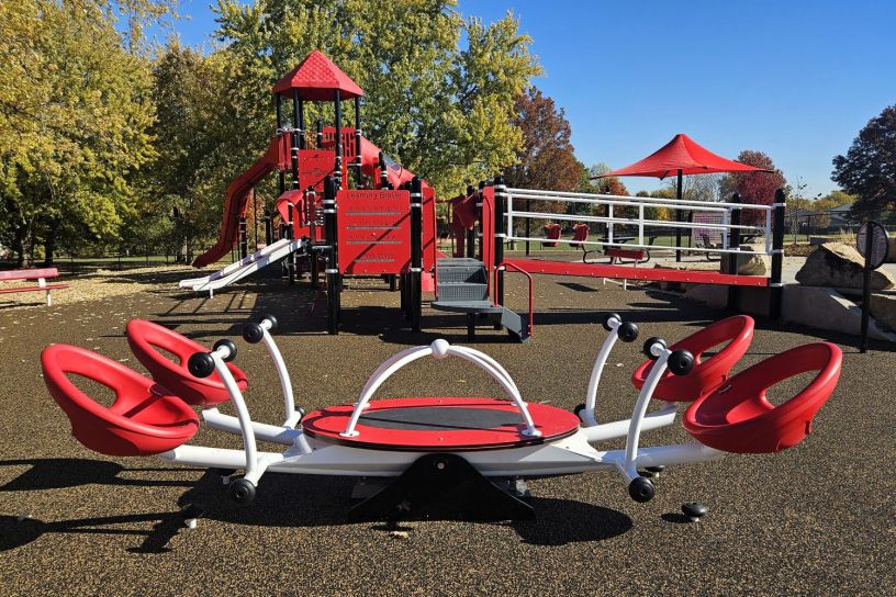 parque inclusivo con rampas y columpios adaptados en la escuela primaria Stevenson de Bloomington.