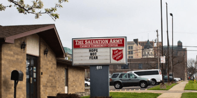Entrada del refugio de emergencia del Ejército de Salvación en Bloomington