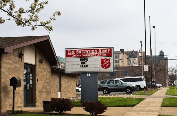 Entrada del refugio de emergencia del Ejército de Salvación en Bloomington