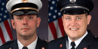 Dos bomberos en uniforme.