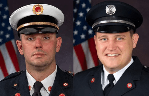 Dos bomberos en uniforme.