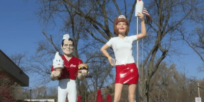 Estatua de 18 pies de altura en forma de mesera sosteniendo un batido, ubicada al lado del icónico “Carl” frente a Carl’s Ice Cream en Normal.