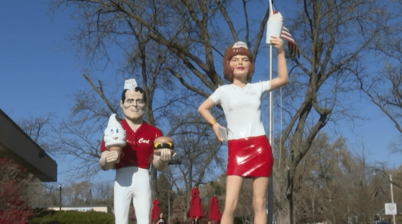 Estatua de 18 pies de altura en forma de mesera sosteniendo un batido, ubicada al lado del icónico “Carl” frente a Carl’s Ice Cream en Normal.