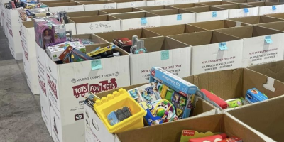 Voluntarios clasifican juguetes nuevos en una mesa durante la campaña Toys for Tots en Bloomington.