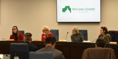 Miembros del Consejo del Condado de McLean sentados en sesión.