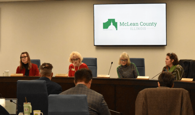 Miembros del Consejo del Condado de McLean sentados en sesión.