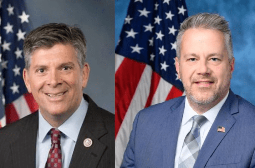 Darin LaHood y Eric Sorensen frente a una bandera de estados unidos.