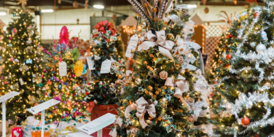 Vista de árboles decorados y adornos navideños exhibidos en el Festival of Trees dentro del Interstate Center.