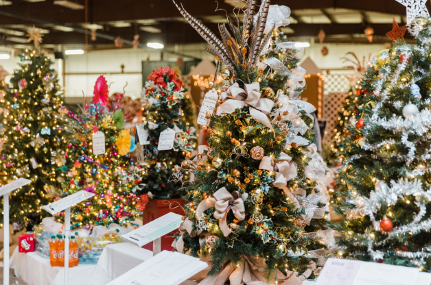 Vista de árboles decorados y adornos navideños exhibidos en el Festival of Trees dentro del Interstate Center.