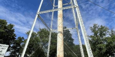 Torre de agua antigua en McLean cubierta con andamios y equipo de restauración.