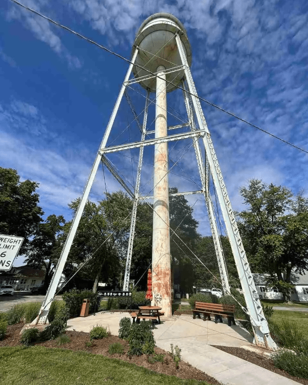 Torre de agua antigua en McLean cubierta con andamios y equipo de restauración.