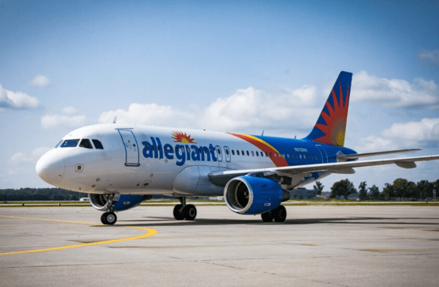 Avión de Allegiant estacionado en pista en el aeropuerto de Bloomington-Normal.