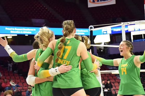 Jugadoras de U-High celebran en la cancha tras ganar el campeonato estatal de voleibol en CEFCU Arena.
