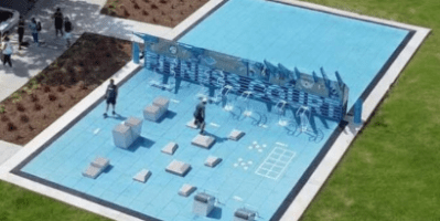 Render del futuro Fitness Court con estaciones de ejercicio y una zona para clases grupales en Rosa Parks Commons.