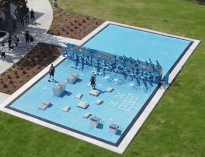 Render del futuro Fitness Court con estaciones de ejercicio y una zona para clases grupales en Rosa Parks Commons.