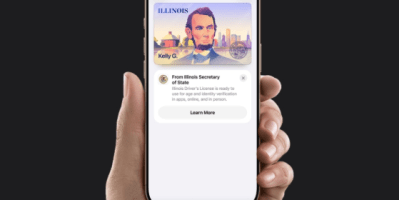 Una mano sostiene un telefono celular con la imagen de la identificacion digital.