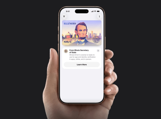 Una mano sostiene un telefono celular con la imagen de la identificacion digital.