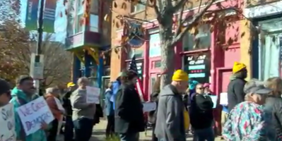 Gente protestando en Uptown Normal.