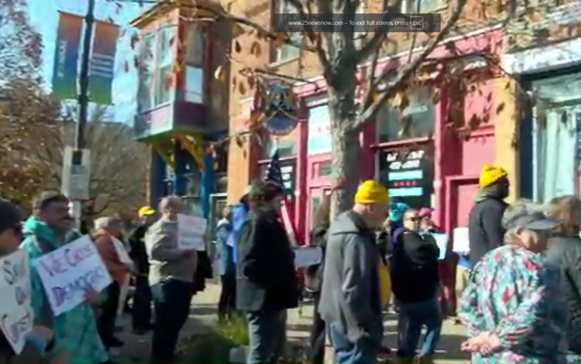 Gente protestando en Uptown Normal.