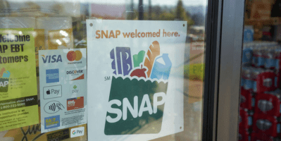 Letrero de SNAP en una puerta de vidrio.