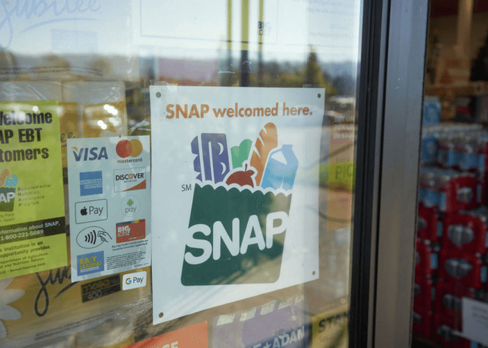 Letrero de SNAP en una puerta de vidrio.