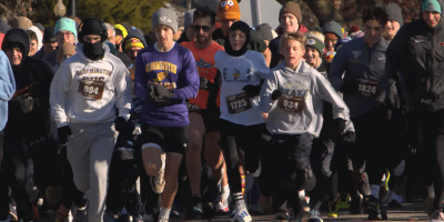 Corredores y caminantes participando en el Turkey Trot de Bloomington.