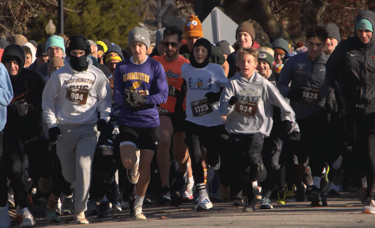 Corredores y caminantes participando en el Turkey Trot de Bloomington.