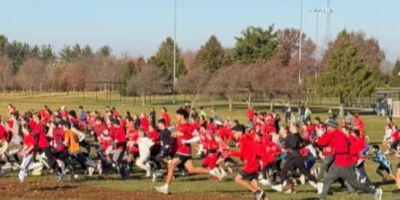 Corredores avanzan en Maxwell Park durante la carrera “Redder for Edder”.