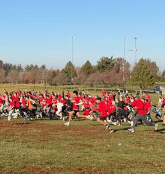 Corredores avanzan en Maxwell Park durante la carrera “Redder for Edder”.