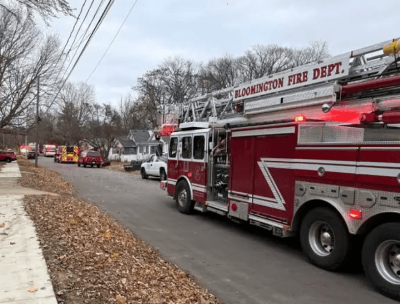 Bomberos frente a una casa con daños por incendio en Eastholme Avenue, en Bloomington.