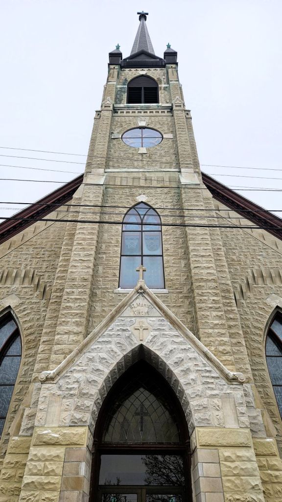 Fachada de la iglesia st. Mary en Bloomington. 