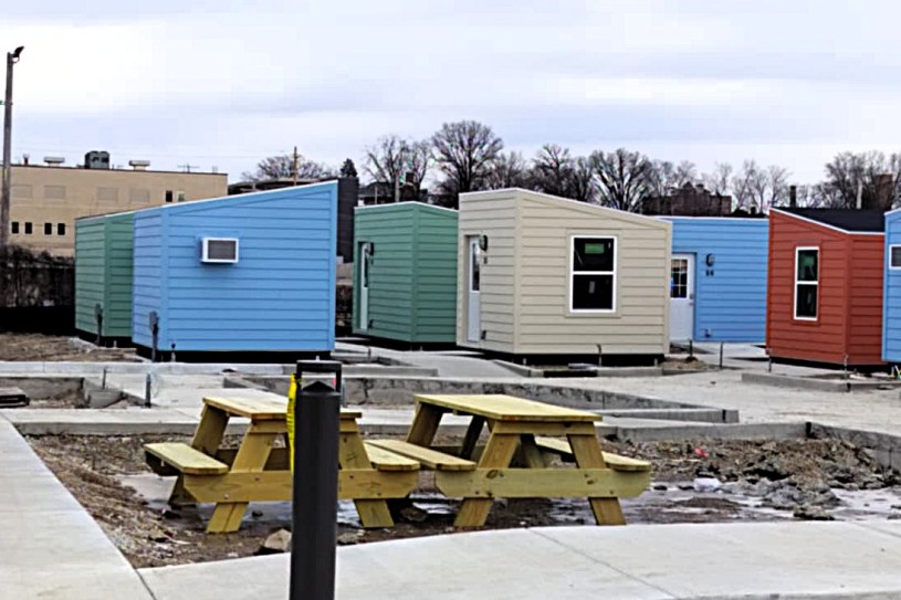 Instalaciones del refugio The Bridge en Bloomington con cabañas y áreas comunes en etapa final de preparación.