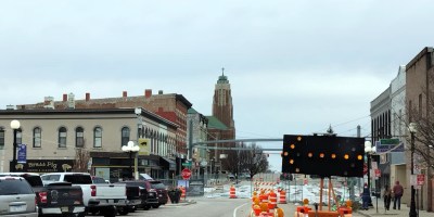 Zona céntrica de Bloomington con edificios en demolición y trabajos de construcción activa.
