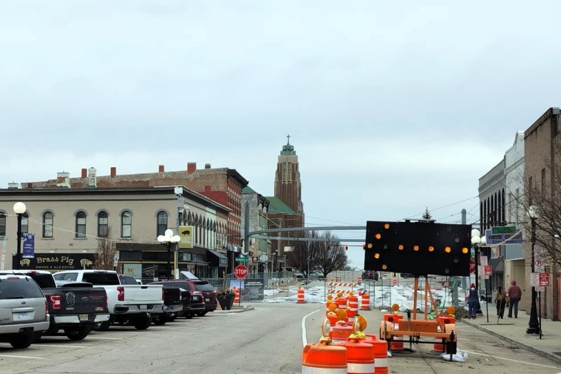Zona céntrica de Bloomington con edificios en demolición y trabajos de construcción activa.