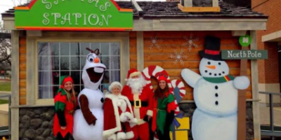 Santa’s Station decorada con temática navideña en Uptown Normal.