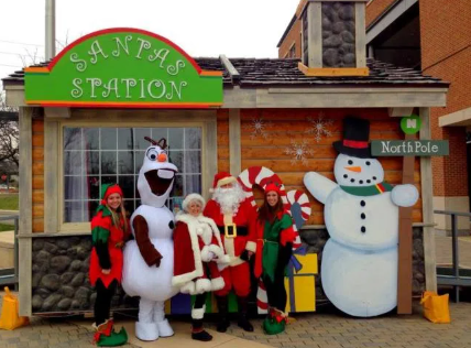 Santa’s Station decorada con temática navideña en Uptown Normal.