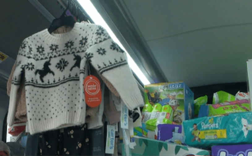 Ropa y articulos de niños y bebes dentro de un bus.