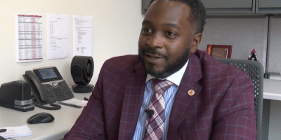 Cordaryl Patrick, director de impacto comunitario y mejoras a la ciudad en Bloomington, en su oficina.