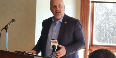 El congresista Eric Sorensen ofreciendo un discurso.