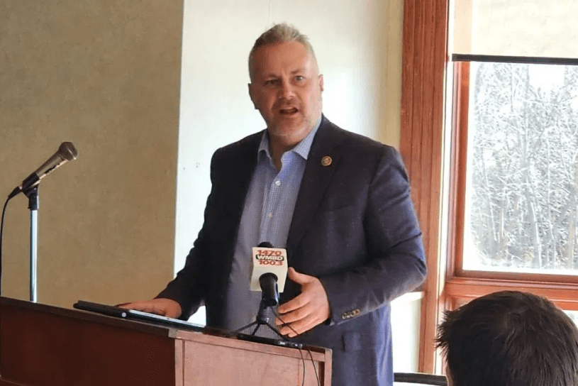 El congresista Eric Sorensen ofreciendo un discurso.