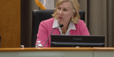 Administradora municipal Pam Reece sentada durante una sesión del Concejo de Normal.