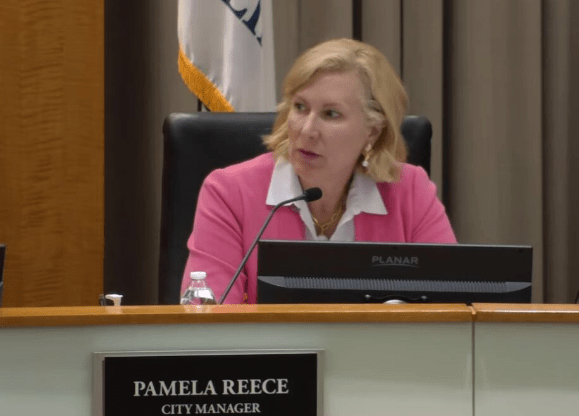 Administradora municipal Pam Reece sentada durante una sesión del Concejo de Normal.