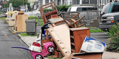 Basura voluminosa colocada en la acera de un vecindario de Bloomington.