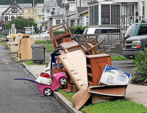 Basura voluminosa colocada en la acera de un vecindario de Bloomington.
