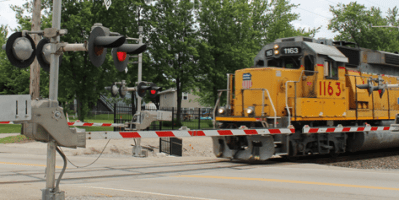 Cruce ferroviario cerrado por un tren de carga detenido en Bloomington-Normal.