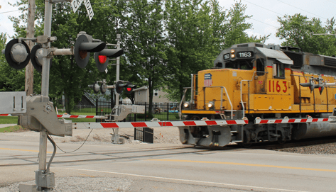 Cruce ferroviario cerrado por un tren de carga detenido en Bloomington-Normal.