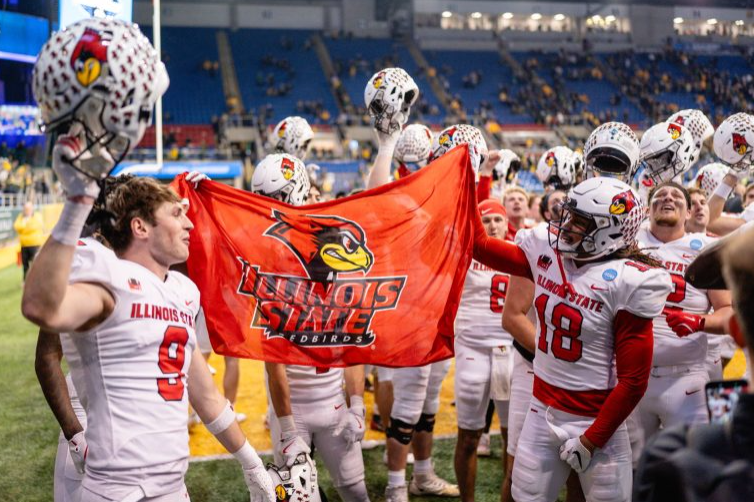 El equipo de ISU celebra su victoria.