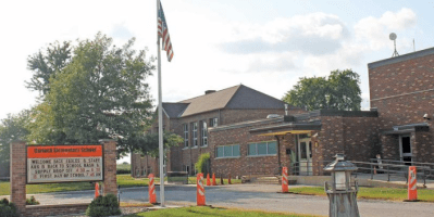 Edificio de Carlock Elementary School en el área rural del condado de McLean.