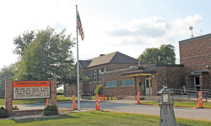 Edificio de Carlock Elementary School en el área rural del condado de McLean.